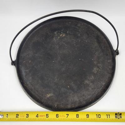 LARGE CAST IRON ROUND GRIDDLE W/ HANDLE