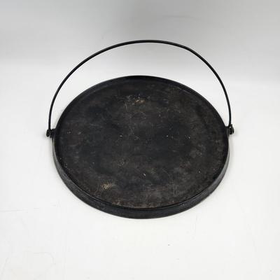 LARGE CAST IRON ROUND GRIDDLE W/ HANDLE