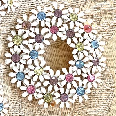 LOT 149 Vintage Costume Jewelry Daisy Circle Brooch & Earrings