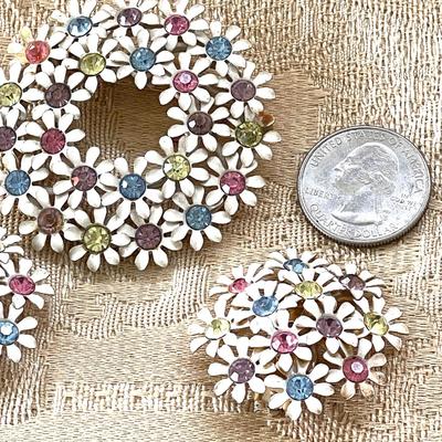 LOT 149 Vintage Costume Jewelry Daisy Circle Brooch & Earrings