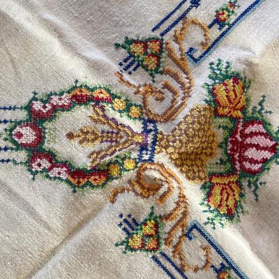 LOT 164 Group Vintage Embroidered Linens Luncheon Cloths Table Runner Dish Towels