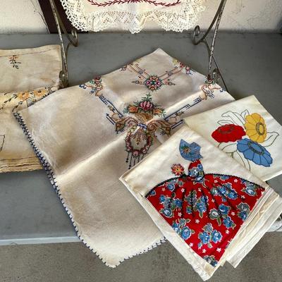 LOT 164 Group Vintage Embroidered Linens Luncheon Cloths Table Runner Dish Towels