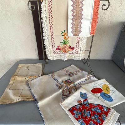 LOT 164 Group Vintage Embroidered Linens Luncheon Cloths Table Runner Dish Towels