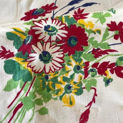 LOT 165 Cotton Linen Print Table Cloth & 6 Napkins