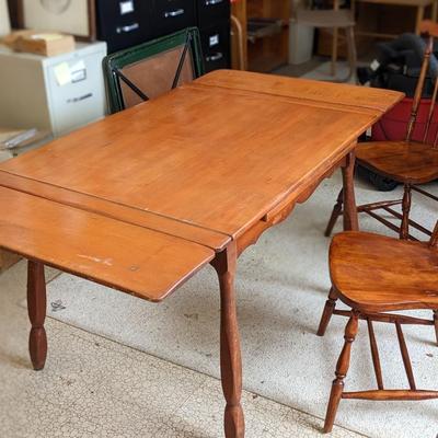 Adorable Pine Extendable Table with 2 Heywood Wakefield Chairs