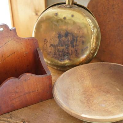 PRIMITIVE LOT TO INCLUDE BRASS BED WARMER/HANGING BOX/ ROUND HANDLED BREAD BOARD & WOOD BOWL W/ ORIGINAL GREEN PAINT
