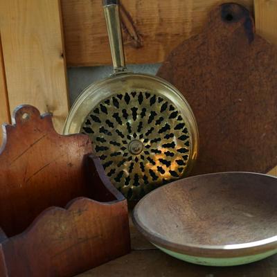 PRIMITIVE LOT TO INCLUDE BRASS BED WARMER/HANGING BOX/ ROUND HANDLED BREAD BOARD & WOOD BOWL W/ ORIGINAL GREEN PAINT