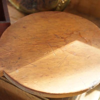 PRIMITIVE LOT TO INCLUDE BRASS BED WARMER/HANGING BOX/ ROUND HANDLED BREAD BOARD & WOOD BOWL W/ ORIGINAL GREEN PAINT