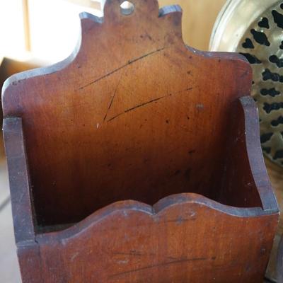 PRIMITIVE LOT TO INCLUDE BRASS BED WARMER/HANGING BOX/ ROUND HANDLED BREAD BOARD & WOOD BOWL W/ ORIGINAL GREEN PAINT