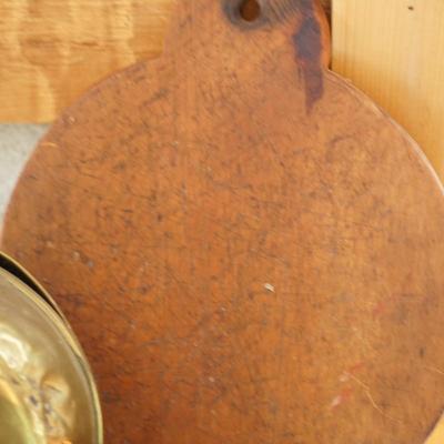 PRIMITIVE LOT TO INCLUDE BRASS BED WARMER/HANGING BOX/ ROUND HANDLED BREAD BOARD & WOOD BOWL W/ ORIGINAL GREEN PAINT
