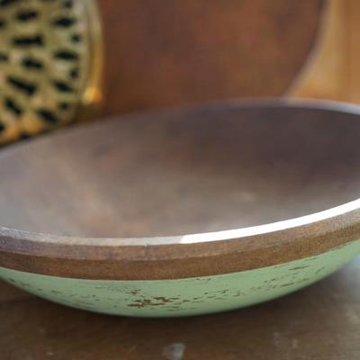 PRIMITIVE LOT TO INCLUDE BRASS BED WARMER/HANGING BOX/ ROUND HANDLED BREAD BOARD & WOOD BOWL W/ ORIGINAL GREEN PAINT