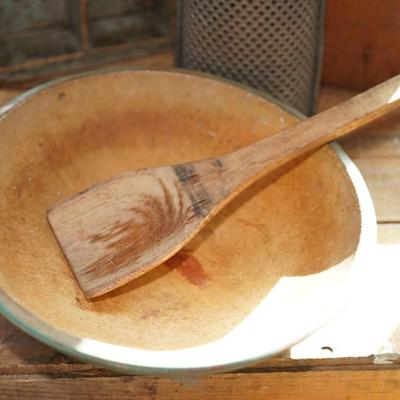 PRIMITIVE LOT TO INCLUDE EARLY TIN GRATER, FLATWARE BOX, WOOD BOWL /WOOD SPOON & CUTTING BOARD