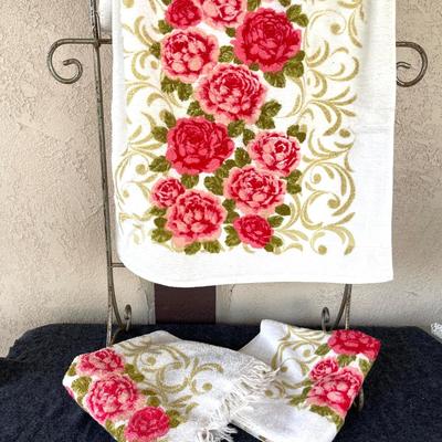 LOT 190 Vintage Cannon Bath Towels with Roses