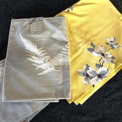 LOT 196 Vintage Cotton Printed Table Cloths (2) & Napkins Ferns & Magnolias