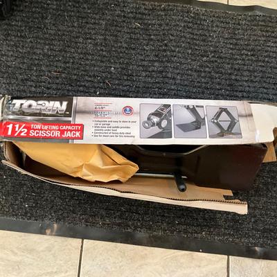 324 New in Box TORIN 1.5 Ton Lifting Capacity Scissor Jack