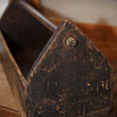 PRIMITIVE RUSTIC TOOLBOX WITH HANDLE.