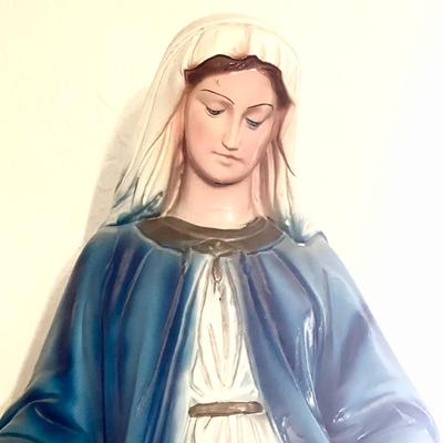 LOT 226   VINTAGE PLASTER STATUE OF THE BESSED MOTHER