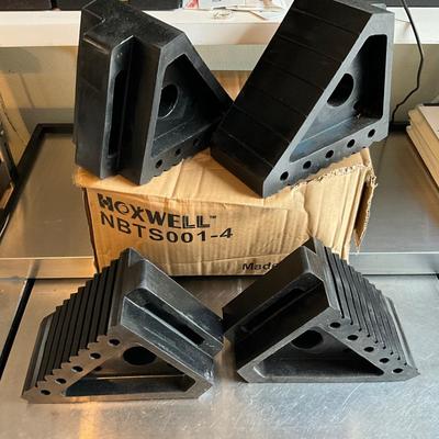 368 New in Box Hoxwell Solid Heavy Duty Rubber Wheel Chocks 4-pack
