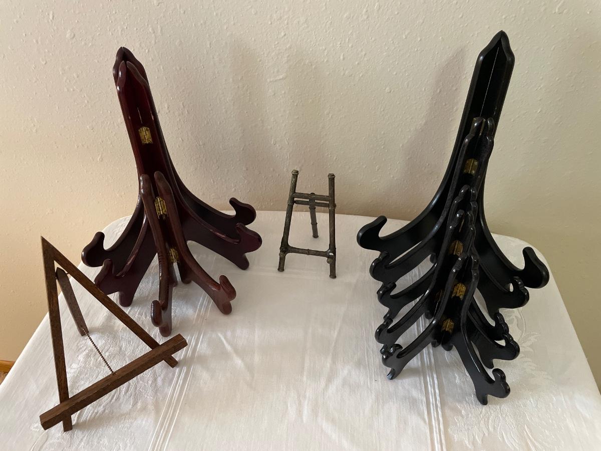 Plate holders and easels