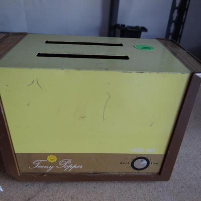 VINTAGE PLAY/PRETEND TOASTER