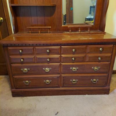 Broyhill Dresser with Mirror (B1-BBL)