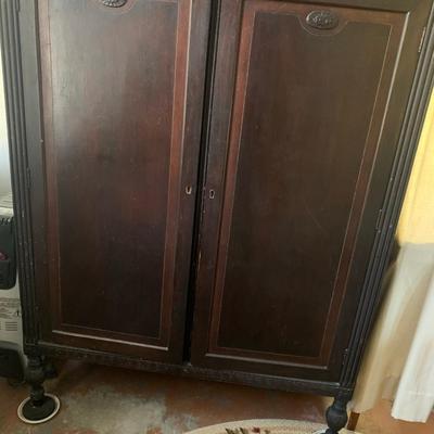 wardrobe w keys & lock
