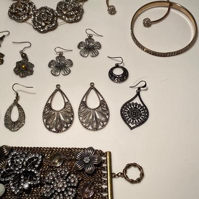 Bead, Rhinestone, and Mesh Jewelry/Accessories Lot