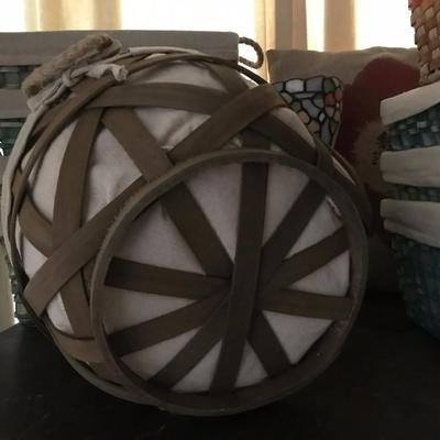 one basket w lining, round