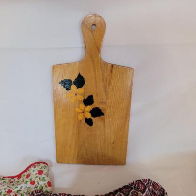 Aprons and Decorative Cutting Board (K-CE)