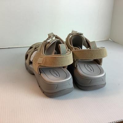 Lot 997  NEW IN PACKAGE Landsâ€™ End All Weather Closed Toe Sandle ( size 9 )