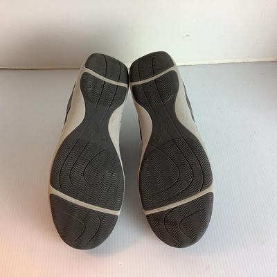 Lot 999 LIKE NEW IN BOX  Dansko Henrietta Suede Grey ( size 40 )