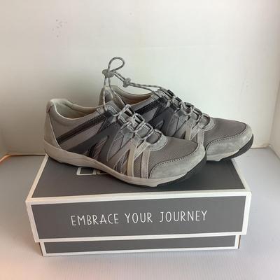 Lot 999 LIKE NEW IN BOX  Dansko Henrietta Suede Grey ( size 40 )