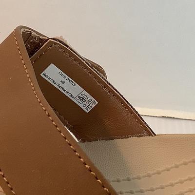 Lot 1039 Crocs Leather Strap Sandal, Sand Colored ( size 8 )