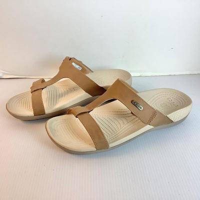 Lot 1039 Crocs Leather Strap Sandal, Sand Colored ( size 8 )
