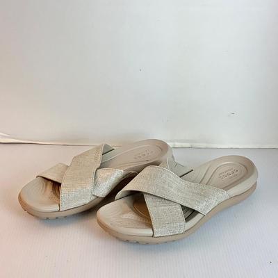 Lot 1040. Crocs Tan Colored Sandal ( size 8 )