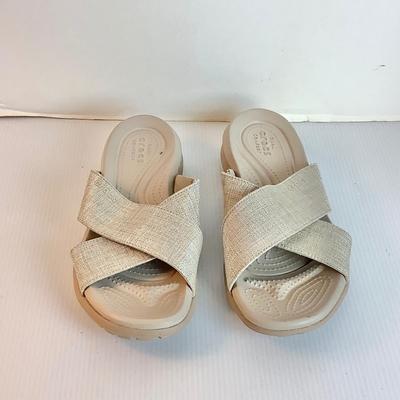 Lot 1040. Crocs Tan Colored Sandal ( size 8 )