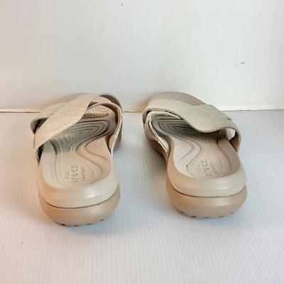 Lot 1040. Crocs Tan Colored Sandal ( size 8 )