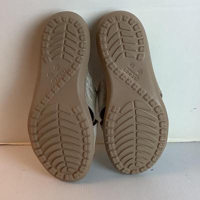 Lot 1040. Crocs Tan Colored Sandal ( size 8 )