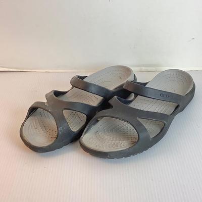 Lot 1041. Crocs Sandals. ( size 8 )
