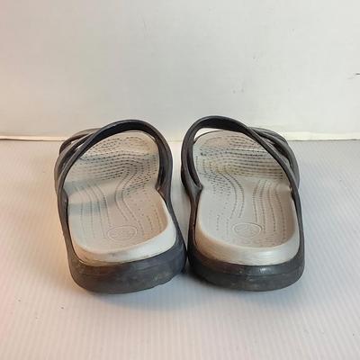 Lot 1041. Crocs Sandals. ( size 8 )