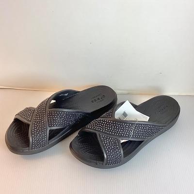 Lot 1042 NEW with TAG Crocssloane Embellished XStrap, Black/Black Crocs ( size 8 )