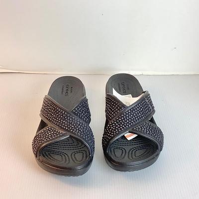 Lot 1042 NEW with TAG Crocssloane Embellished XStrap, Black/Black Crocs ( size 8 )