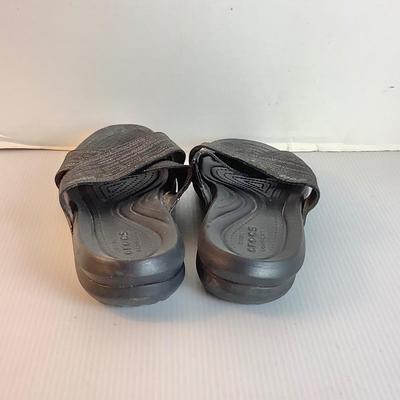 Lot 1043. Crocs Capri Shimmer XBand Sandal, Black/Silver ( size 8 )