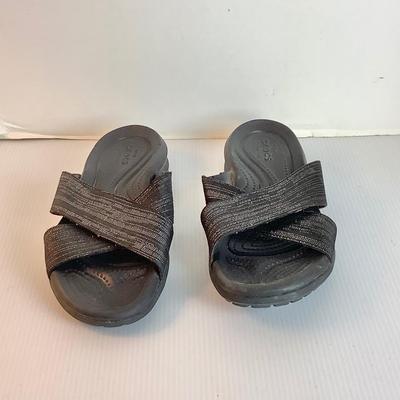 Lot 1043. Crocs Capri Shimmer XBand Sandal, Black/Silver ( size 8 )