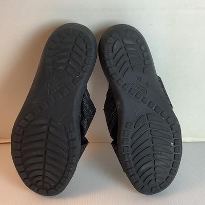 Lot 1043. Crocs Capri Shimmer XBand Sandal, Black/Silver ( size 8 )