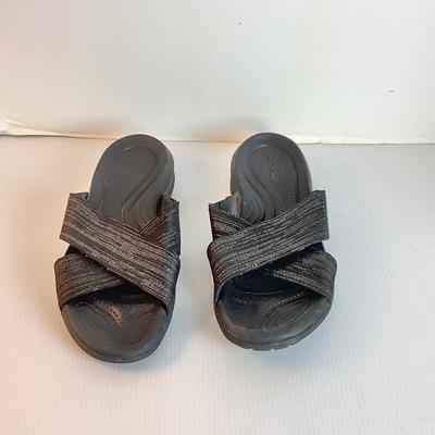 Lot 1043. Crocs Capri Shimmer XBand Sandal, Black/Silver ( size 8 )