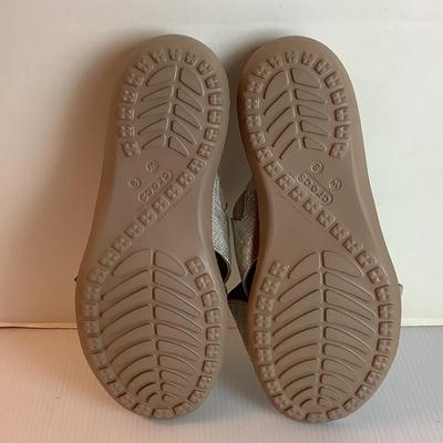 Lot 1044 NEW IN PACKAGE Crocs Capri Shimmer XBand Sandle, Oyster/Cobblestone Relaxed Fit ( size 8 )