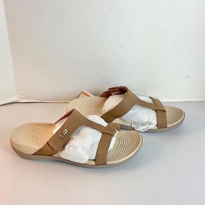 Lot 1045 NEW with TAG Crocs Ella, Comfortpath Sandal, Hazelnut/Mushroom Relaxed Fit ( size 8 )