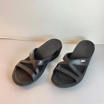Lot 1046 Ladies Black Sandal Crocs ( size 8 )