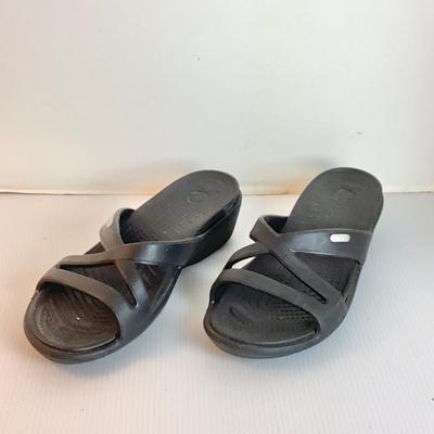Lot 1046 Ladies Black Sandal Crocs ( size 8 )